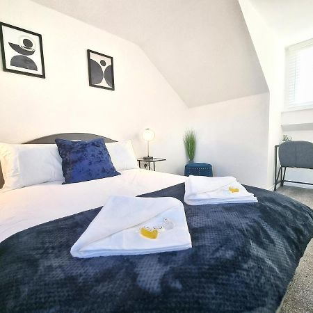 Stylish 3 Bedrooms & 2 Bathrooms House, Free Parking On Premises! CBG Exterior foto