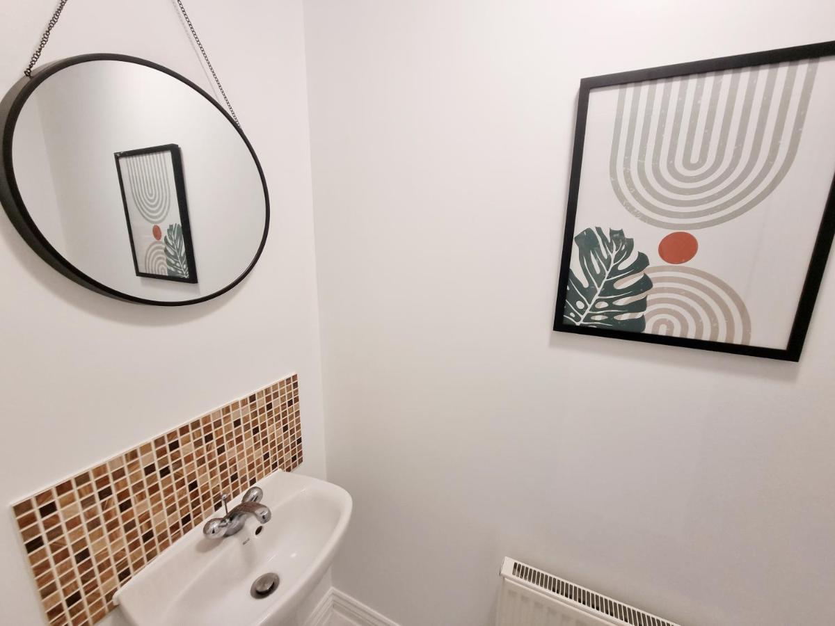 Stylish 3 Bedrooms & 2 Bathrooms House, Free Parking On Premises! CBG Exterior foto